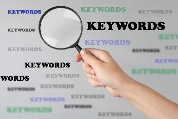 Errores más comunes en campañas de Google Ads que hacen perder dinero desde el primer día agencia seo-palabras claves